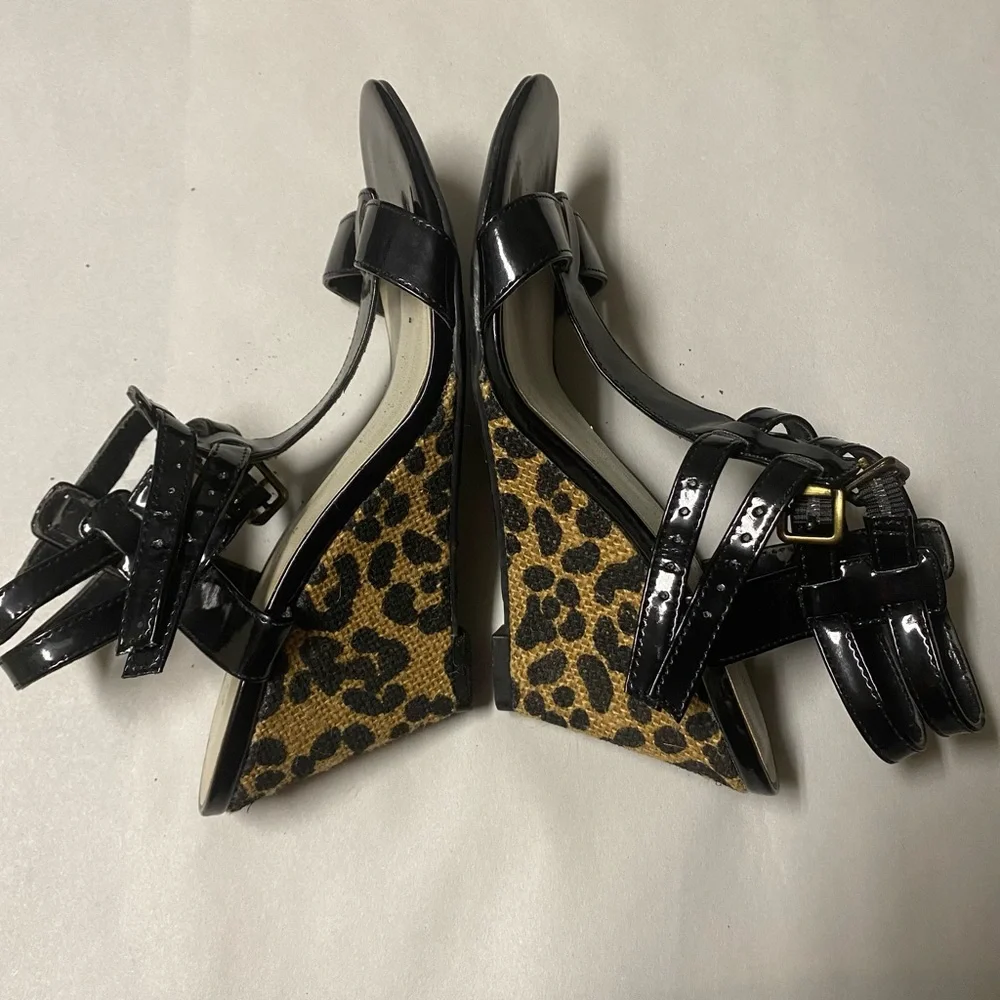 Etienne Aigner Women’s Wedge Sandals Size 6 Animal Print T-strap Buckles